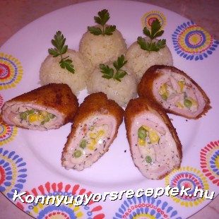 Fűszeres sajttal - kukoricával-zöldborsóval töltött karajtekercsek Fűszeres sajttal - kukoricával-zöldborsóval töltött karajtekercsek