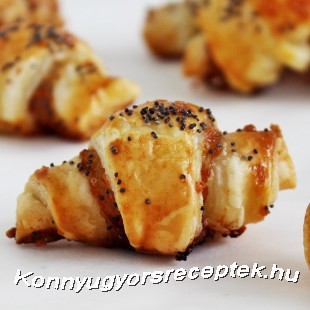 Mini croissant sajttal, baconnel. Mini croissant sajttal, baconnel.