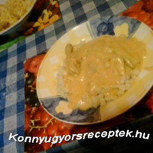 Tejfölös csirke nokedlivel Tejfölös csirke nokedlivel